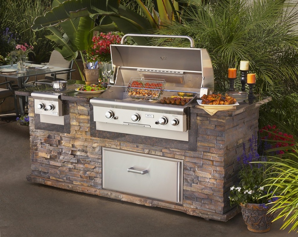 stone wall with built in stainless steel gas grill and burner